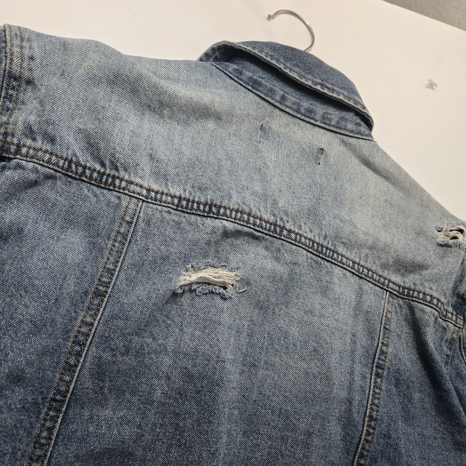 img_1771385467175_2-1.jpeg Black Label Distressed Denim Jacket Light Blue Wash Casual Streetwear Size L - Image 3