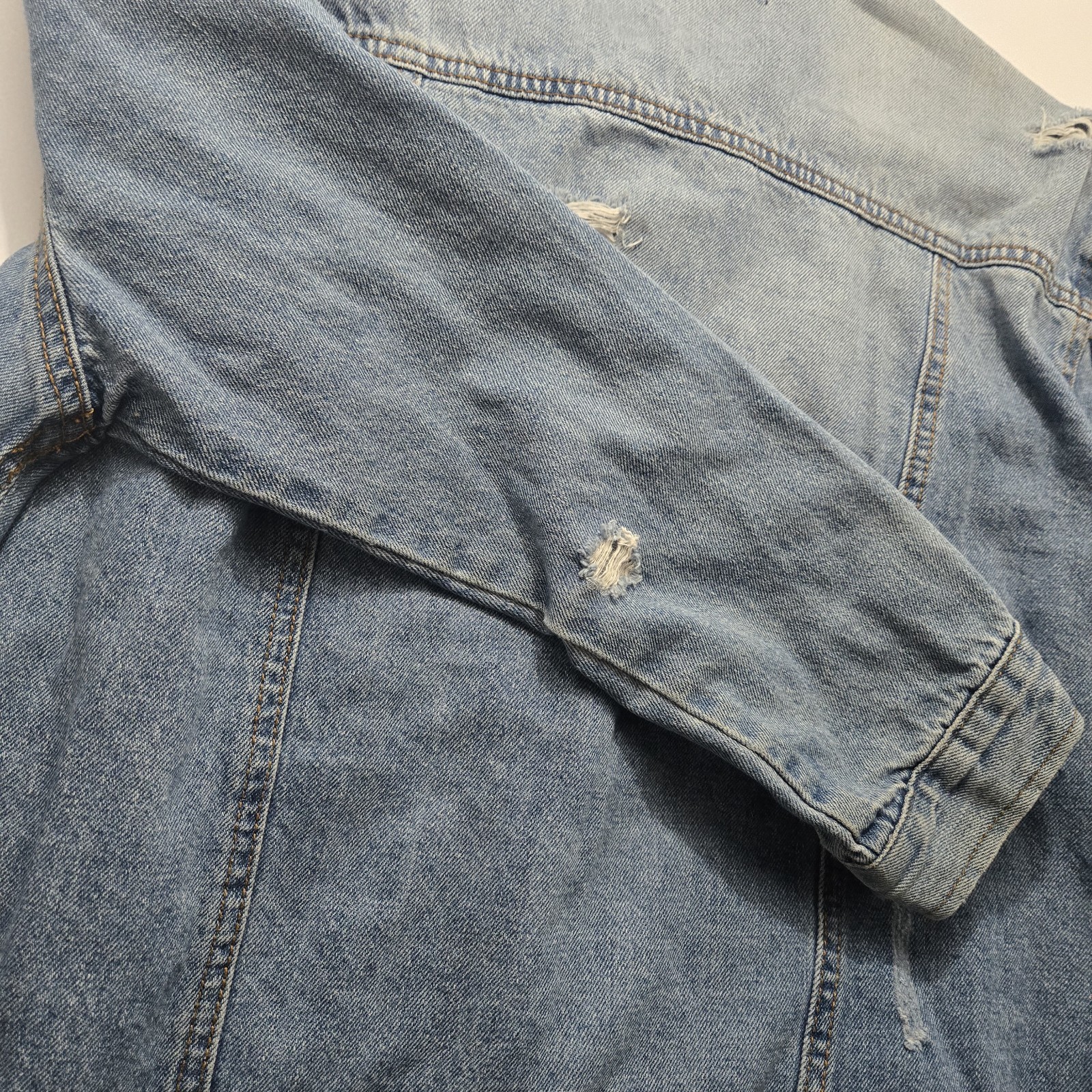 img_1771385468546_3-1.jpeg Black Label Distressed Denim Jacket Light Blue Wash Casual Streetwear Size L - Image 4