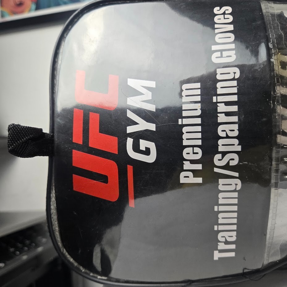 img_1771527941218_2-1.jpeg UFC Gym Unisex 14 OZ Premium Training Sparring Gloves Black Brand New - Image 3